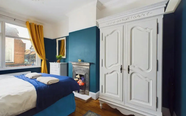 Unique 2 bed Leigh-on-sea- With Real Piano