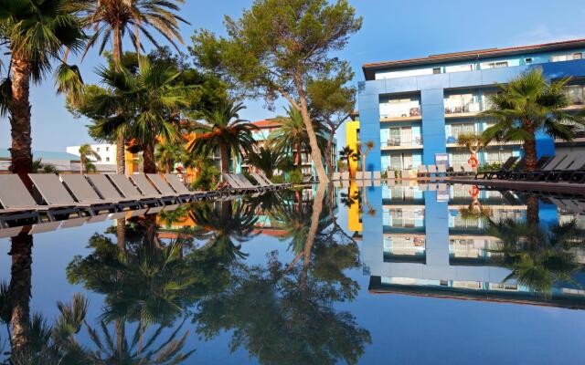 Отель Barceló Pueblo Menorca вид на фасад