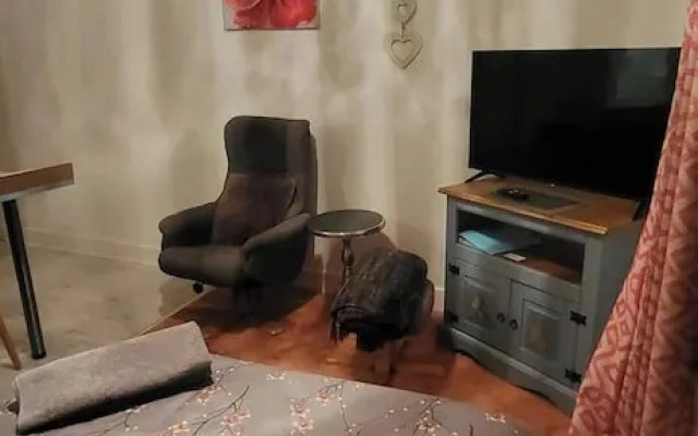 Apartment Sleeps 2 - Pet Friendly, Free Wifi