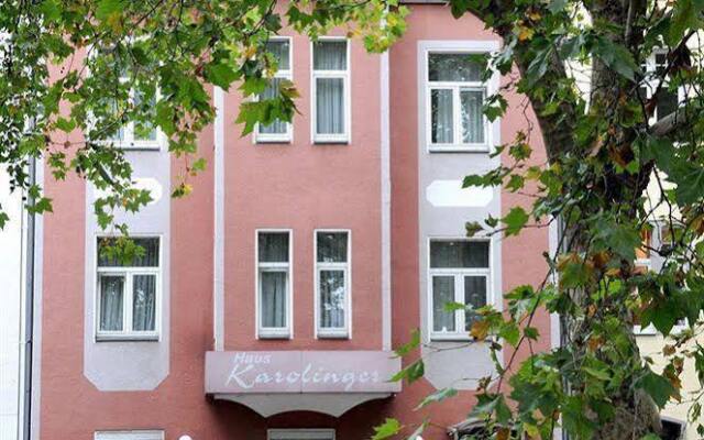 Hotel Karolinger вид на фасад