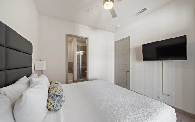 Modern 2BR Apartment – Downtown With Gym, Pool, Parking and Good Wifi!
