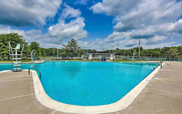 Pet-friendly Pocono Lake Cabin w/ Community Pool!