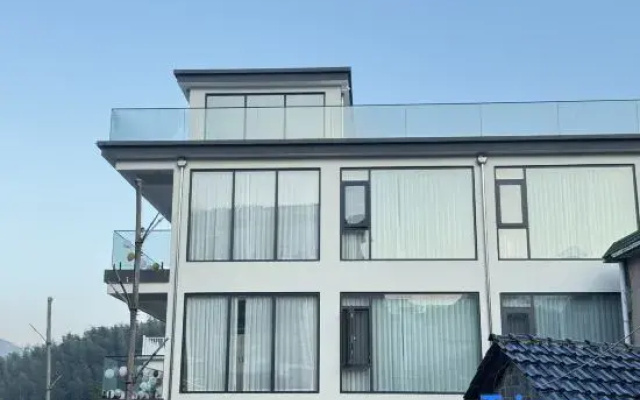 A guesthouse（Moon Bay Scenic Spot Store, Guanzhong Line, Yunnan ）