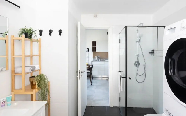 MAMAD - Chic Urban Getaway with Balcony & Mamad by Sea N Rent