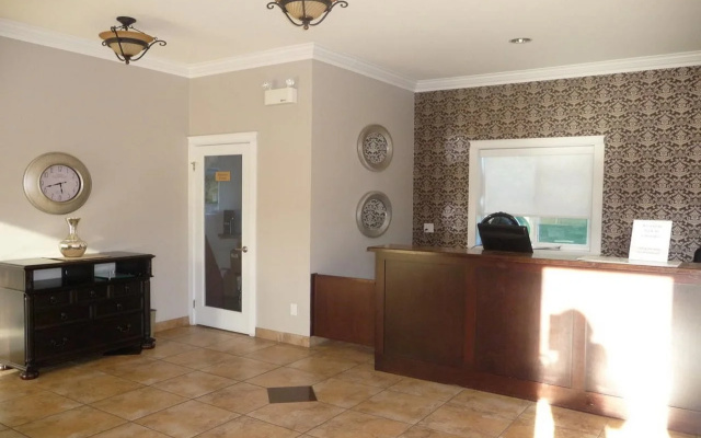 Riverland Inn & Suites