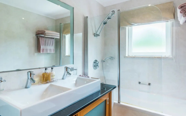 Luxurious Apartment in Lagos with Swimming Pool & Hot Tub