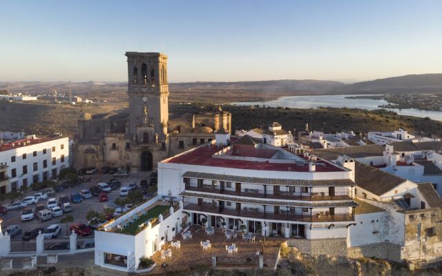 Отель Parador de Arcos de la Frontera вид на фасад