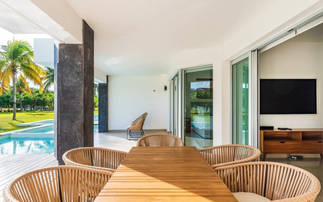 Casa Bellisima ! 2 bedroom swim up 2 Apts by RedAwning