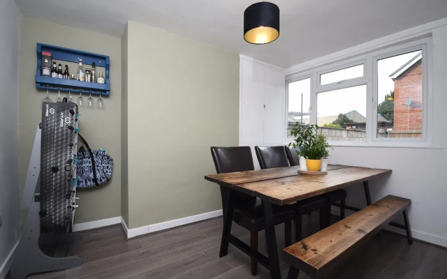 Cosy and Modern 2 Bed Family House in Abergele