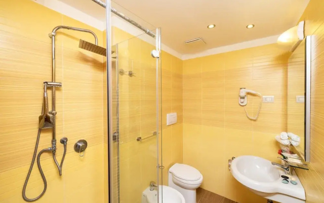 Apartment With Communal Pool
