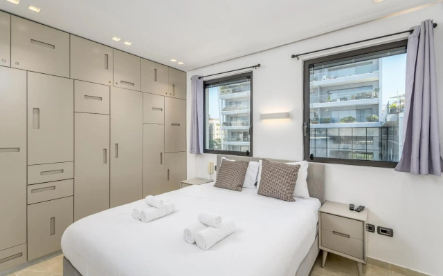 Luxury 2bdrm balcony & parking close to the Beach