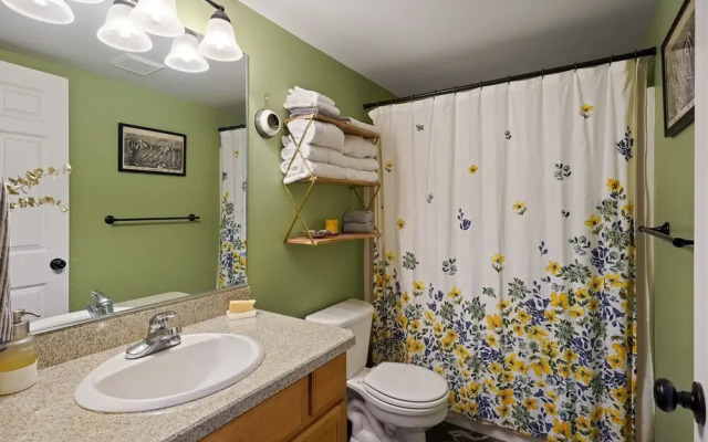 Bingo 1 Bedroom Condo by RedAwning