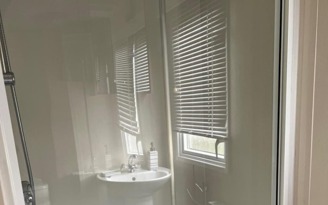 Cabin - Sleeps 6 - Beach 10 Minutes Drive