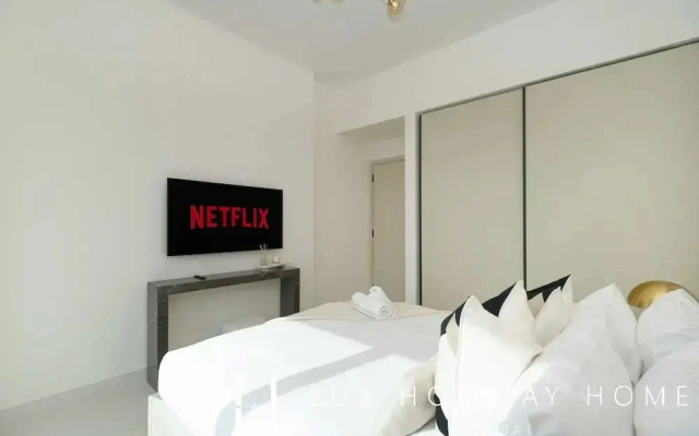 LUX The Marina Vista Beachfront Suite