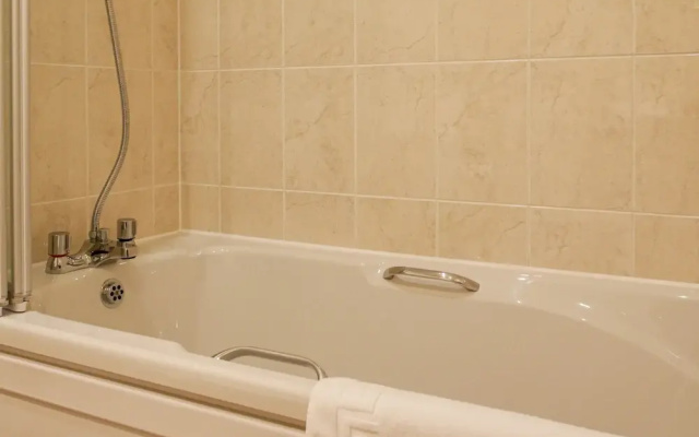 Groups Family 3BR House Emperor