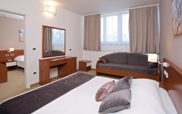 Arena Hotel Holiday
