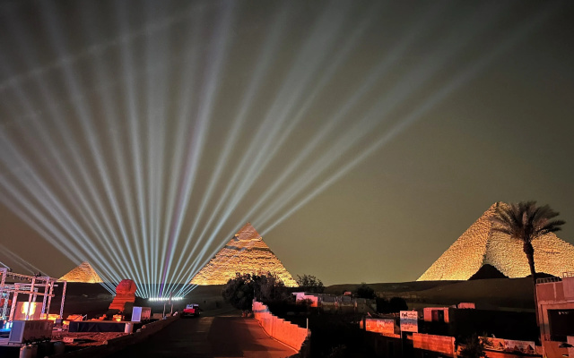 The Gate Hotel Front Pyramids & Sphinx View