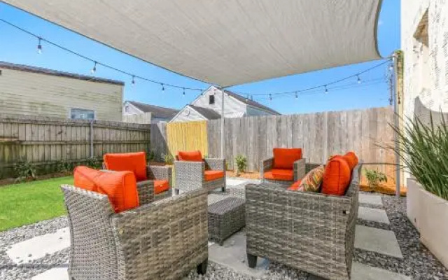 Upscale 2BR in Uptown by Hosteeva
