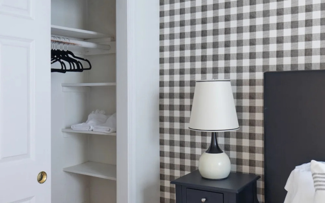 Premier Theater District Suites by Sonder