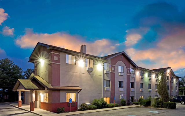 Super 8 by Wyndham Lexington Park/California Area