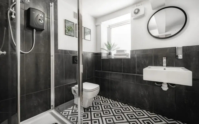 Beautiful 4BD Family Home Burley Leeds