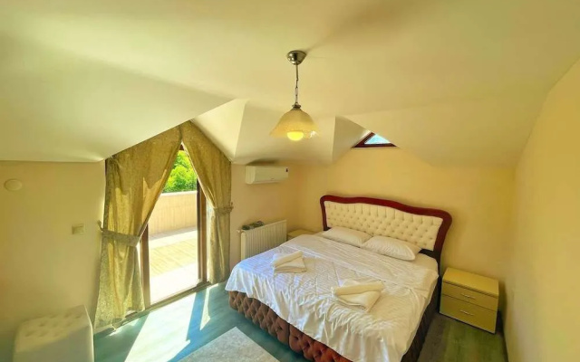 Lustra Garden Suite