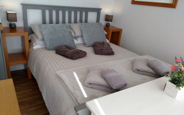 Cleeves Cabins, Ailsa Luxury Lodge With hot tub