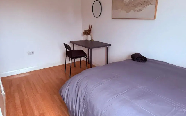 Cosy 2 Bedroom Apartment by Airport & Town Centre