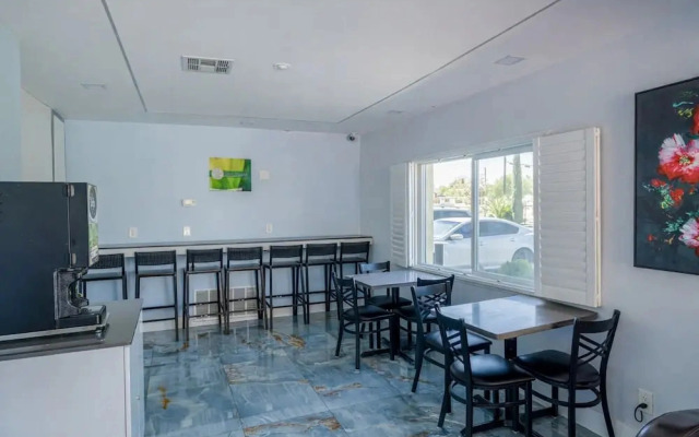 Avenida VIctorville by Aurelia