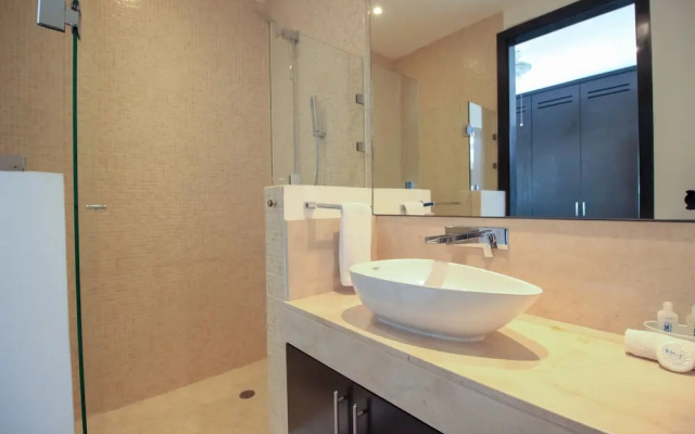 Apt in Exclusive Building by Olahola