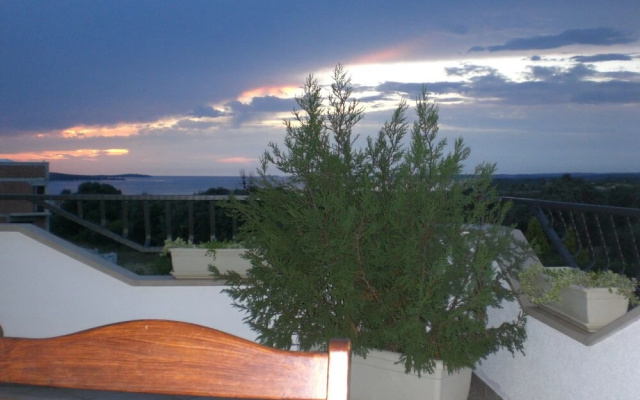 Quaint Apartment with Garden in Pula
