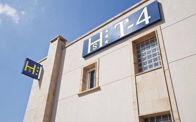 Отель Hostal T4 вид на фасад
