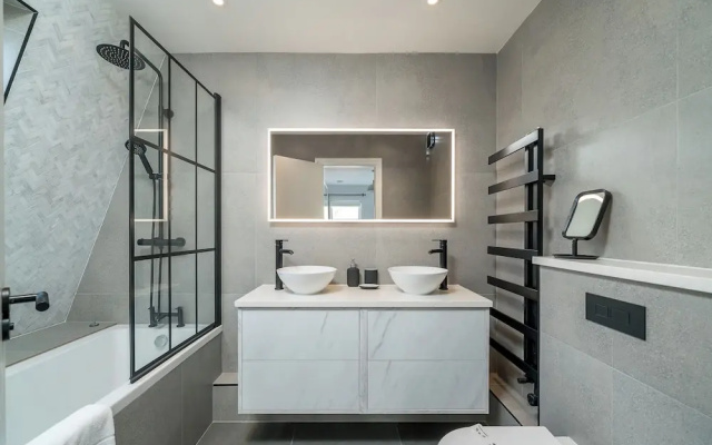 Chic 2BR Battersea Flat - Terrace & Pet-Friendly