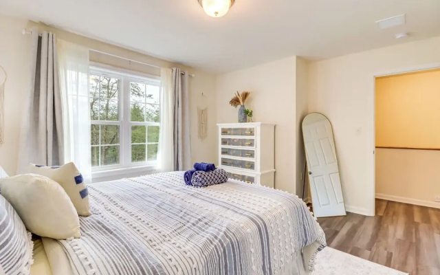 5 Mi to Lake: Modern Tobyhanna Retreat!