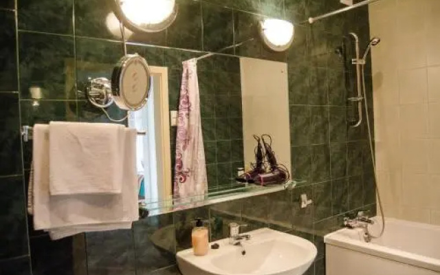 Two-Bedroom Apartment Town Hall with Free Parking
