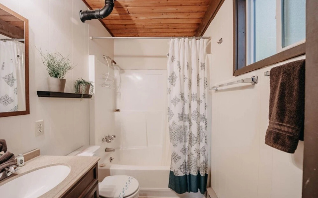63mbr - Hot Tub - Bbq - Pets Ok - Wifi - Sleeps 6 2 Bedroom Home by RedAwning
