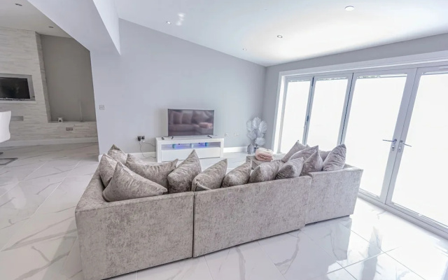 4 Bed-sleeps 8- Free Parking-pets-hot Tub