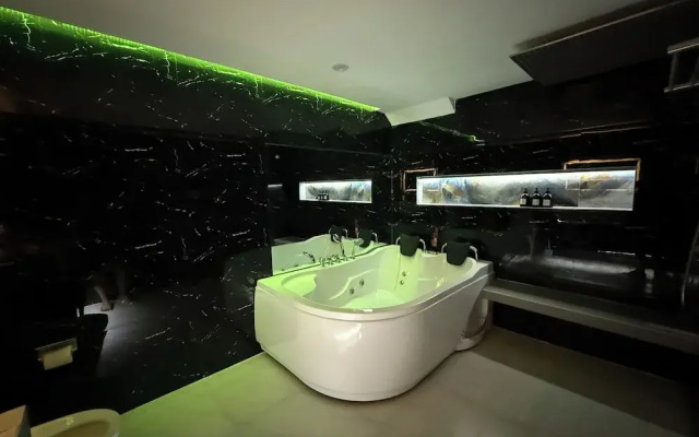 Kandi Suites 2BR with private Jacuzzi