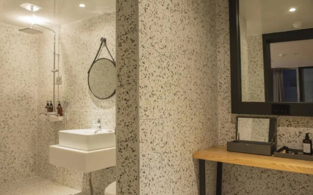 GRAY195 Hotel