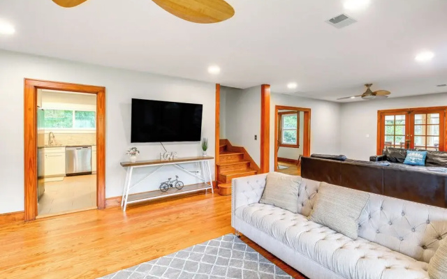 Charming Damascus Retreat w/ Deck & Creek Views!