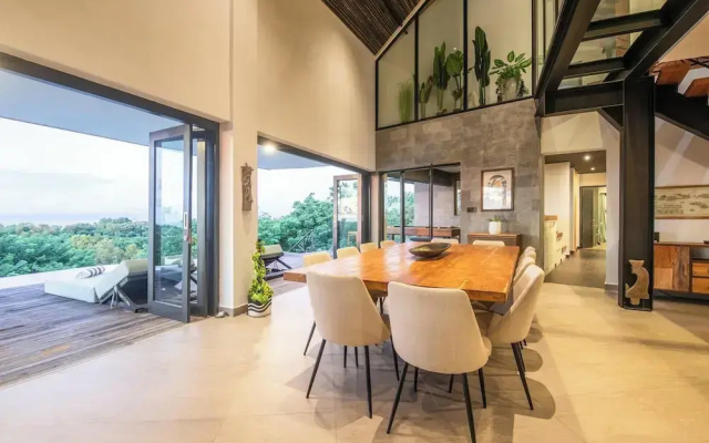 Elegant 6BR Clifftop Villa Near Bingin