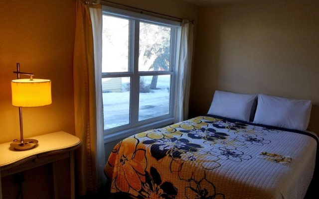 Lamplighter Cabins & Suites