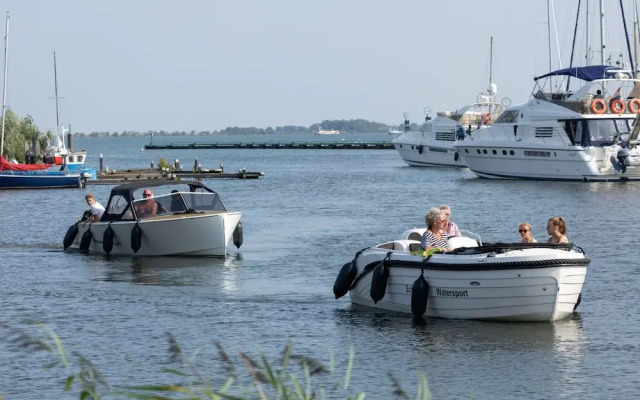 Comfy Lodge with Microwave near Markermeer