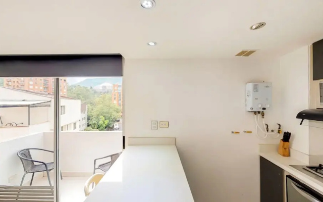 Comfortable city studio with balcony 810
