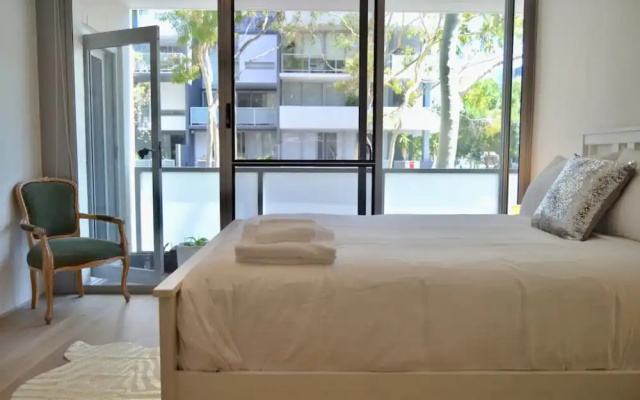Luxurious 3 Bedroom Apartment With Parking Near CBD