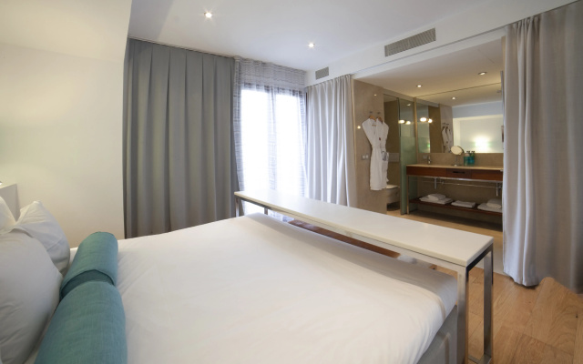 Petit Palace Hotel Tres