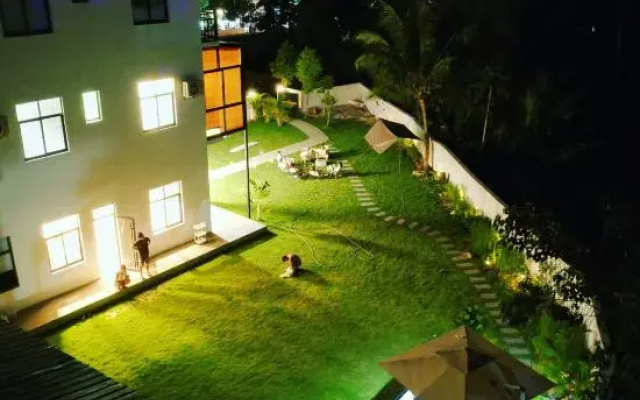 Wanning Yellow&White Homestay