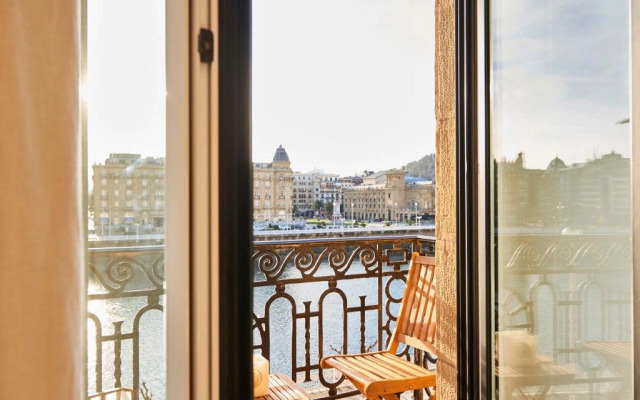 Deluxe Apt-Views to historic Maria Cristina Hotel