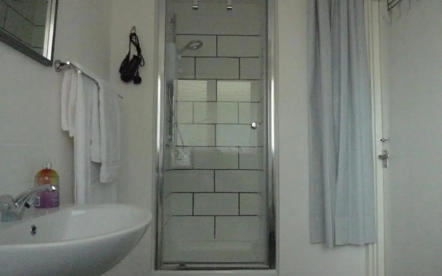 Whole Apartment With Balcony, Breakfast & Parking