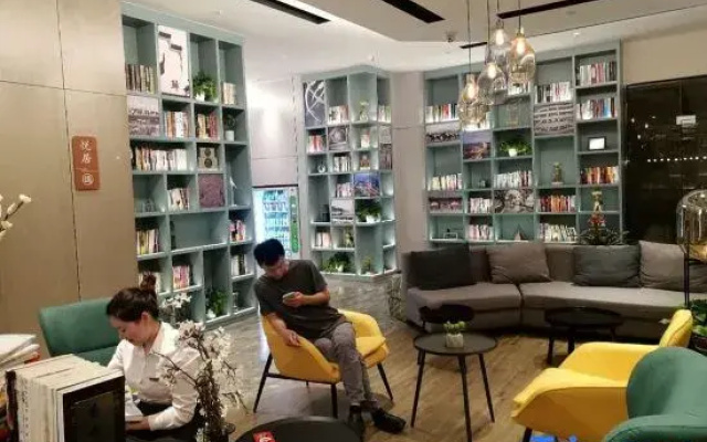 Qu Hotel (Wuhan Guanggu Plaza Yangjiawan Subway Station)